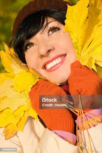 Jovem Mulher Bonita No Outono Folha - Fotografias de stock e mais imagens de Adulto - Adulto, Alegria, Amarelo