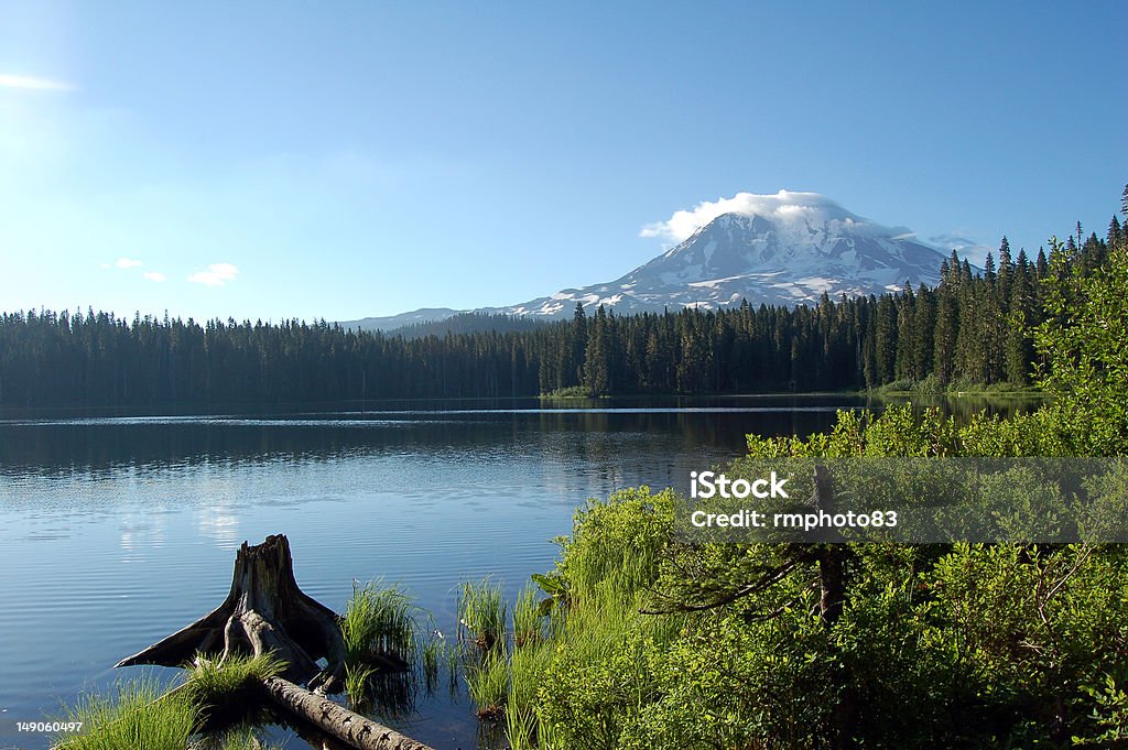 Mt. Adams derrière Tahklahk Lake état de Washington - Photo de Pic d'Adam libre de droits