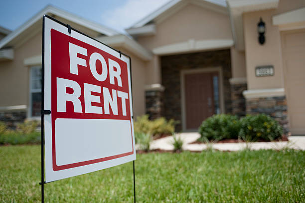 for rent sign in front of new house - rental stockfoto's en -beelden