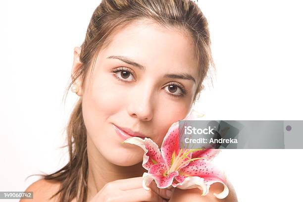 Mulher Bonita Com Flor De Rosa - Fotografias de stock e mais imagens de 20-29 Anos - 20-29 Anos, Adulto, Alegria