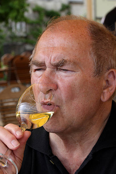 Dojrzały człowiek z wino szkła – zdjęcie