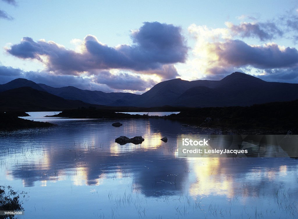 Lochan Na h'Achlaise al tramonto - Foto stock royalty-free di Acqua