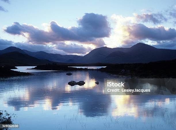 Lochan Na Hachlaise Al Tramonto - Fotografie stock e altre immagini di Acqua - Acqua, Ambientazione esterna, Bellezza naturale