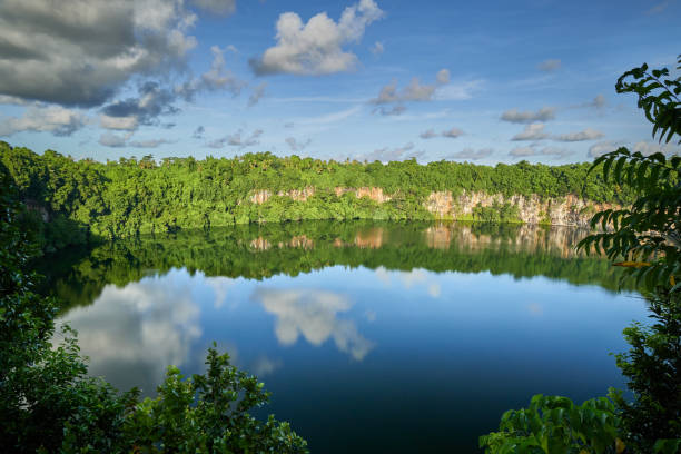 lac lalolalo - îles wallis et futuna photos et images de collection
