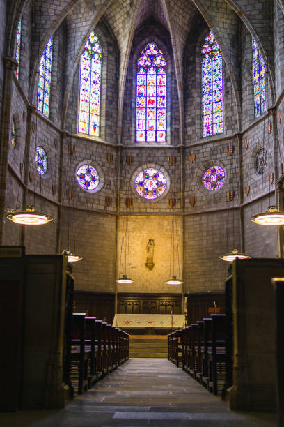 aufnahme einer kirche von innen - glasmalerei - stained glass pew church hymnal stock-fotos und bilder