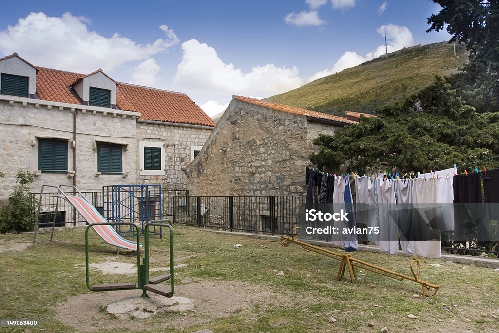 Desertas velho Parque infantil e pendurado lavar roupa em dubrovnik - Royalty-free Abandonado Foto de stock