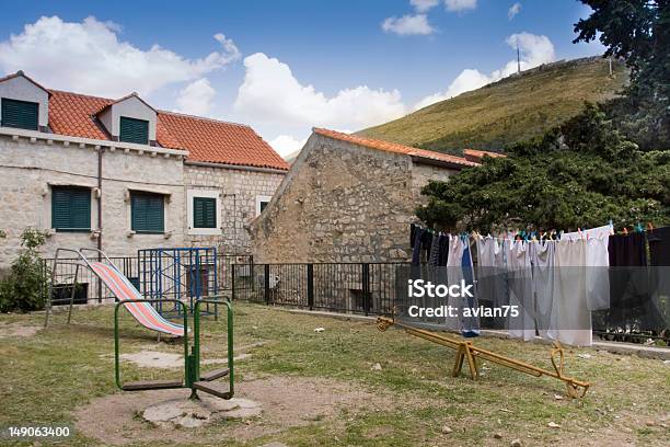 Desertas Velho Parque Infantil E Pendurado Lavar Roupa Em Dubrovnik - Fotografias de stock e mais imagens de Abandonado