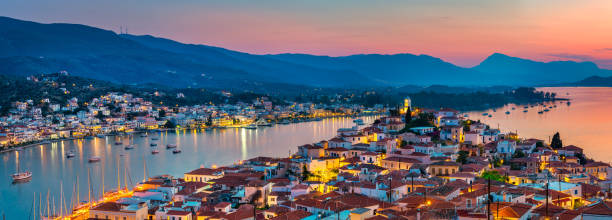 vista panorâmica de poros ao pôr do sol, grécia - sea aegean sea night illuminated - fotografias e filmes do acervo