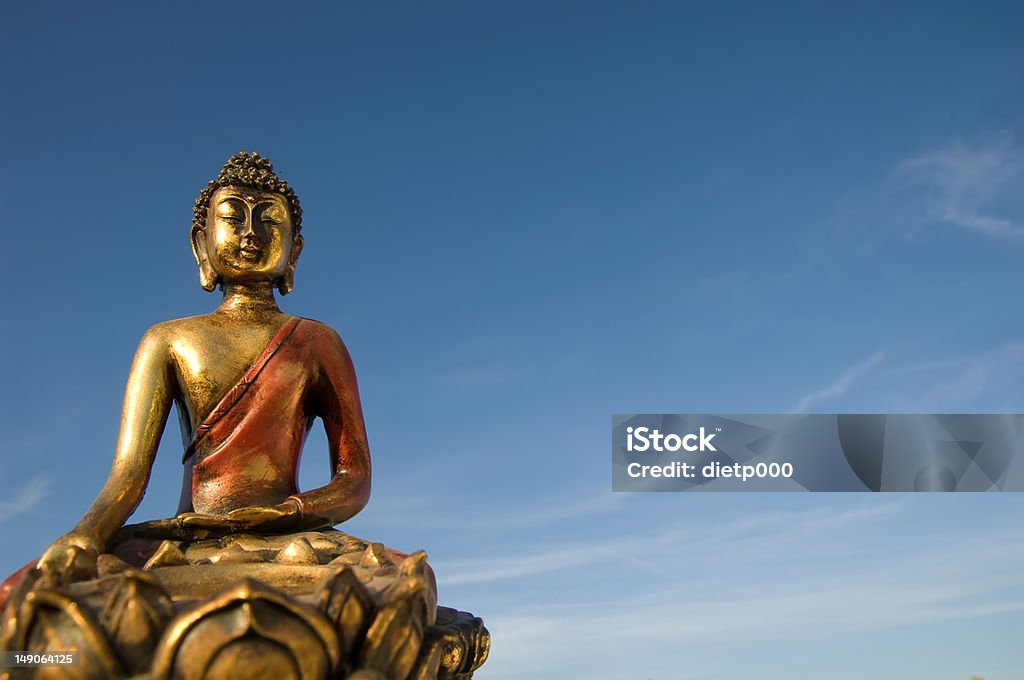 China/Tíbet-Buda estatua y cielo azul - Foto de stock de Antigualla libre de derechos