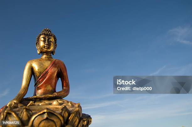 China Tíbetbuda Estatua Y Cielo Azul Foto de stock y más banco de imágenes de Antigualla - Antigualla, Antiguo, Arte