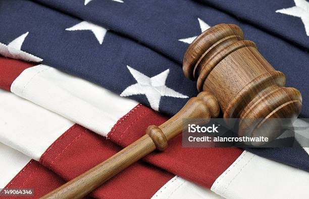 Martelo De Juiz E A Bandeira Americana Justiça - Fotografias de stock e mais imagens de Bandeira - Bandeira, Bandeira dos Estados Unidos da América, Direitos Humanos