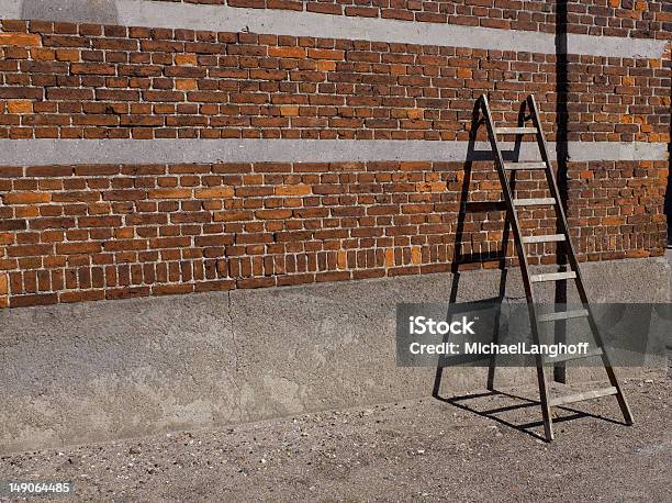 In Piedi Contro Il Muro - Fotografie stock e altre immagini di Composizione orizzontale - Composizione orizzontale, Fotografia - Immagine, Luce solare