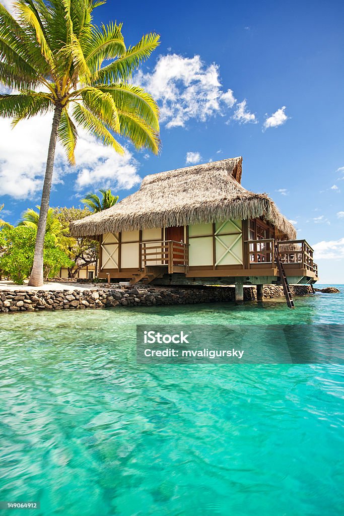 bungalow sobre el agua con pasos en laguna - Foto de stock de Bungaló libre de derechos