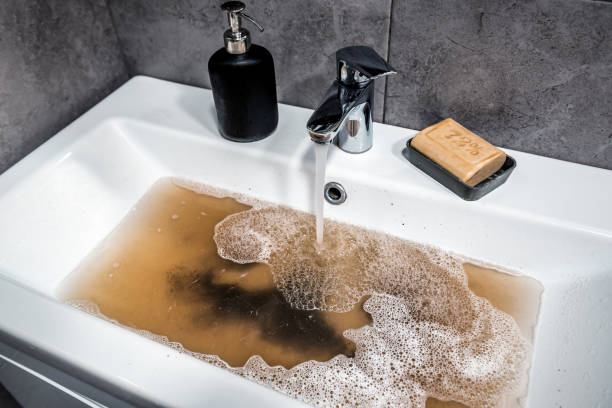 ?욕실에 통나무가 있는 세면대, 더러운 물이 있는 세면대, 갈색 비누 - 하수관 뉴스 사진 이미지