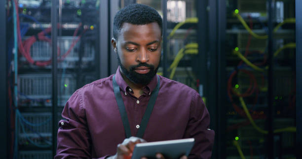 tablet, mensch und techniker überprüfen nachts den serverraum auf cloud computing oder cybersicherheit. techniker, it-ingenieur und männliche person, die an der datenbank für die wartung oder vernetzung im rechenzentrum arbeitet - sicherungskopie stock-fotos und bilder