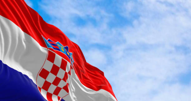 la bandera nacional de croacia ondeando en el viento en un día claro - croatian flag fotografías e imágenes de stock