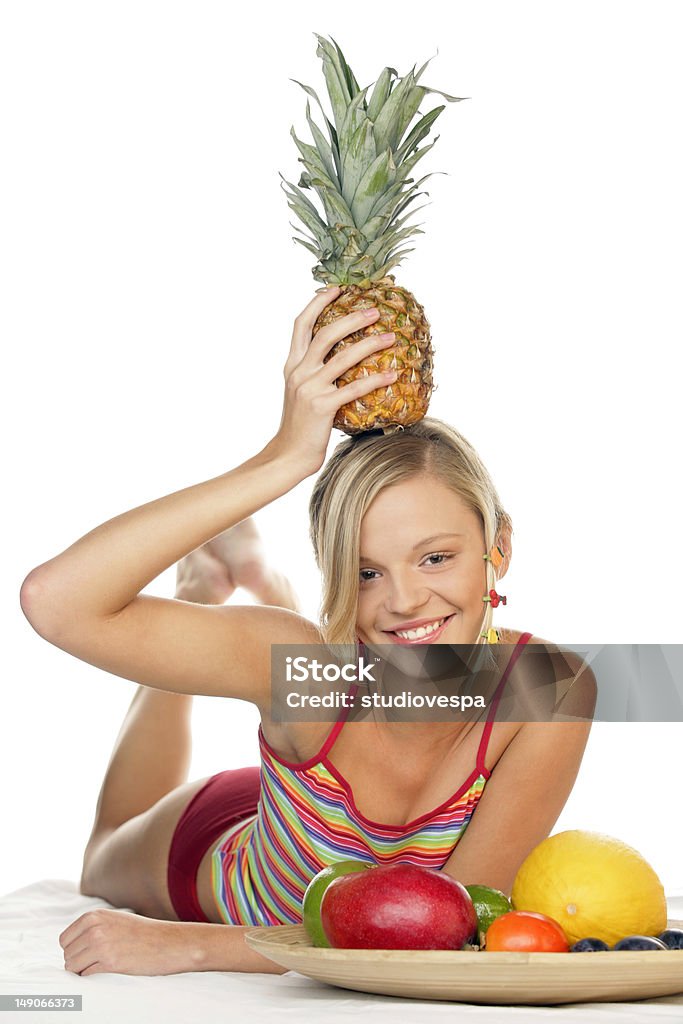 Mujer joven con frutas - Foto de stock de 16-17 años libre de derechos