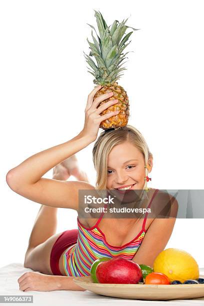 Jovem Mulher Com Frutas - Fotografias de stock e mais imagens de 16-17 Anos - 16-17 Anos, 18-19 Anos, 20-24 Anos