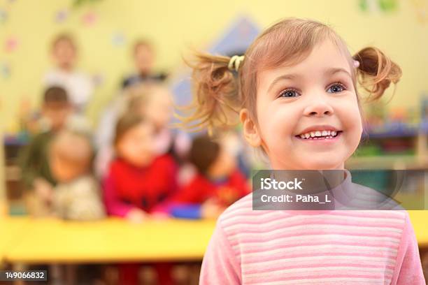 Pequena Menina Sorridente No Jardim De Infância - Fotografias de stock e mais imagens de Alegria - Alegria, Aluno de Jardim de Infância, Criança