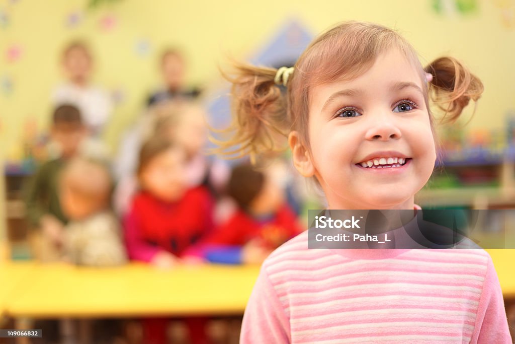 Мало улыбается Девушка в детский сад - Стоковые фото В помещении роялти-фри