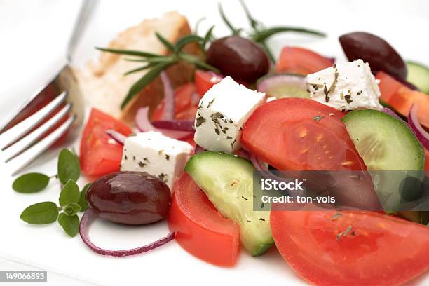 Salada Grega Em Uma Placa Com Garfo - Fotografias de stock e mais imagens de Alimentação Saudável - Alimentação Saudável, Almoço, Azeitona