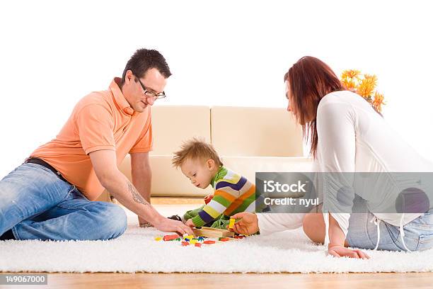 Família Brincando Em Casa - Fotografias de stock e mais imagens de 18 a 23 Meses - 18 a 23 Meses, 20-29 Anos, 25-29 Anos