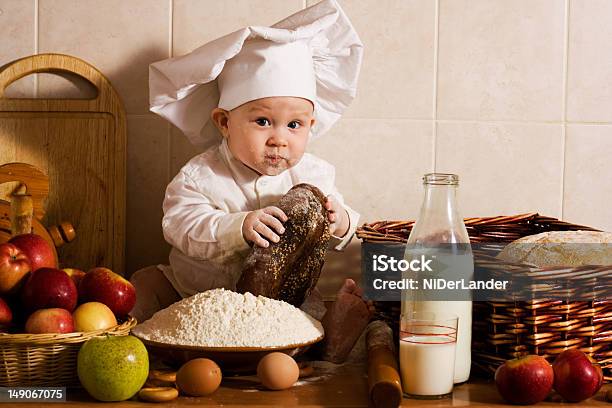 Foto de Little Cook e mais fotos de stock de Bebê - Bebê, Farinha, Pão