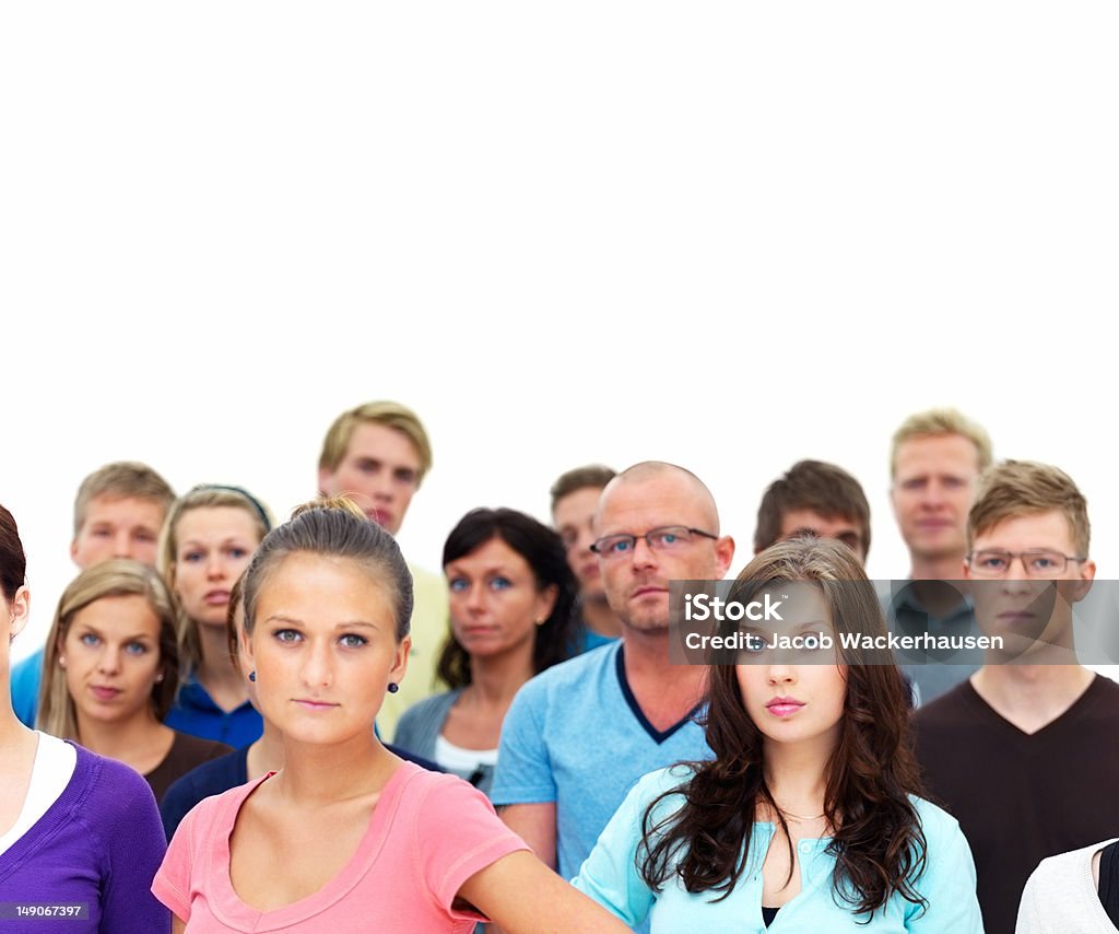 Seguros de joven los hombres y mujeres de pie juntos - Foto de stock de Mirar fijamente libre de derechos