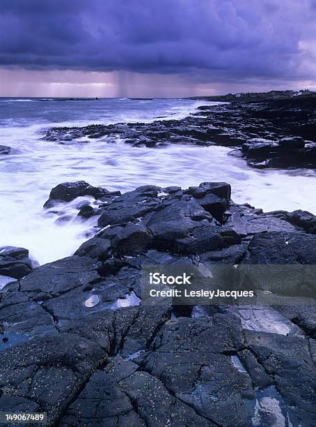 Скалистые Берега В Приближаться Storm — стоковые фотографии и другие картинки Буря - Буря, Великобритания, Море