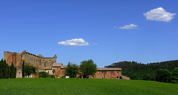 abbazia di san galgano - italy old ruin abbey basilica foto e immagini stock