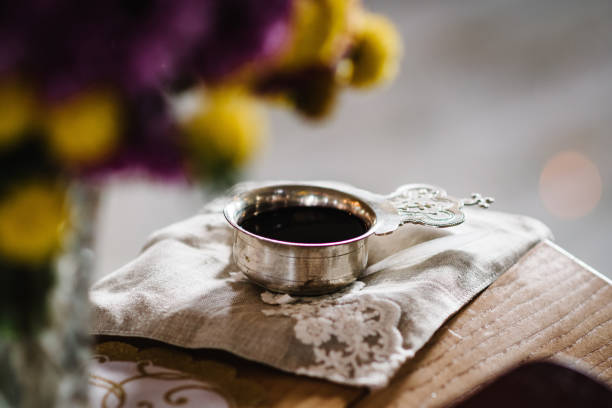 cuenco de bodas en la iglesia sobre la mesa. copa de plata de sangre. un cáliz de plata de vino de comunión. cerrar. divina liturgia. detalles de la ceremonia de boda en la iglesia. - communion altar last supper wedding fotografías e imágenes de stock