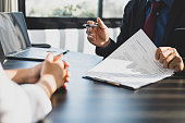 gesch%C3%A4ftsmann-im-anzug-in-seinem-b%