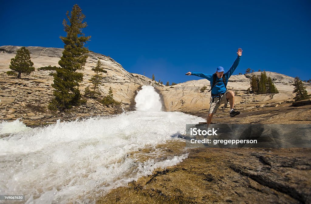 Scarpa da hiking, escursioni in lungo una cascata. - Foto stock royalty-free di Ambientazione esterna
