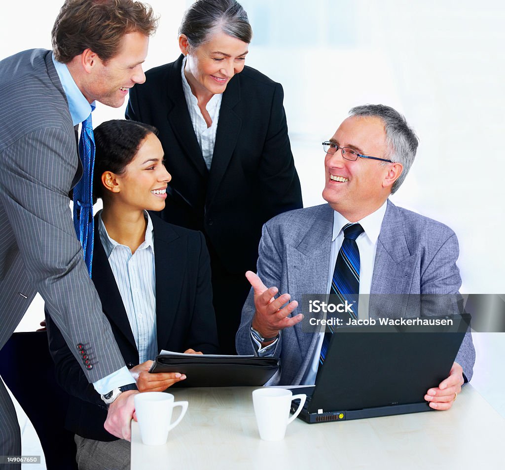 Szczęśliwy współpracowników podczas spotkania w biurze. - Zbiór zdjęć royalty-free (Człowiek dojrzały)