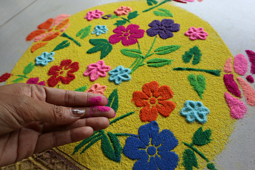 Mujer haciendo Rangoli hecho a mano, Rangoli diseña para Diwali y otros festivales en la India. Hermosos diseños rangoli photo