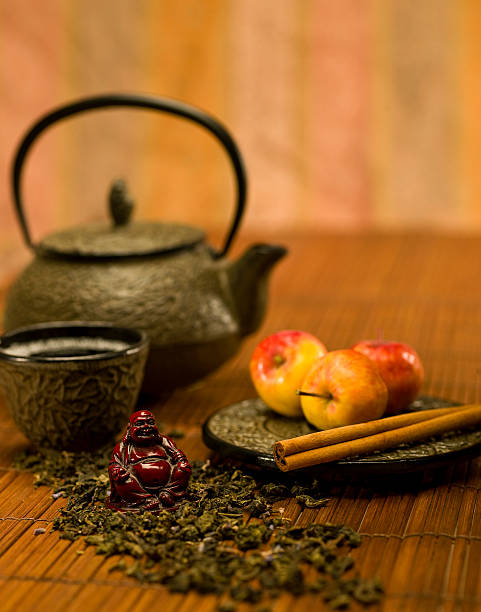 apple oolong-tee - iron asian culture buddhism buddha stock-fotos und bilder