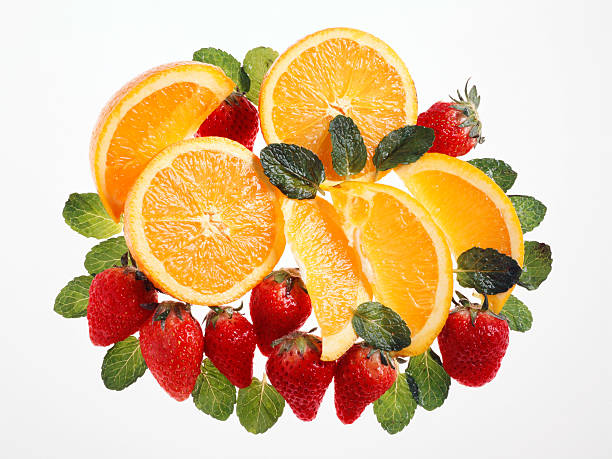 Naranja fresco y fresas - foto de stock