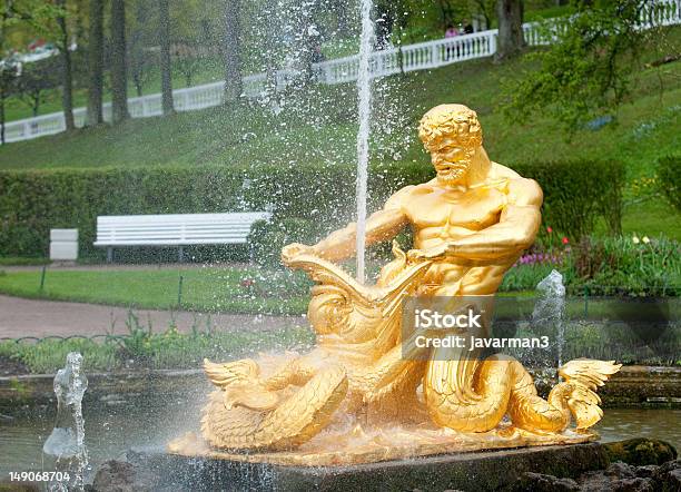 噴水のぺテルゴフサンクトペテルブルクロシア - ぺテルゴフのストックフォトや画像を多数ご用意 - ぺテルゴフ, 噴水, しずく