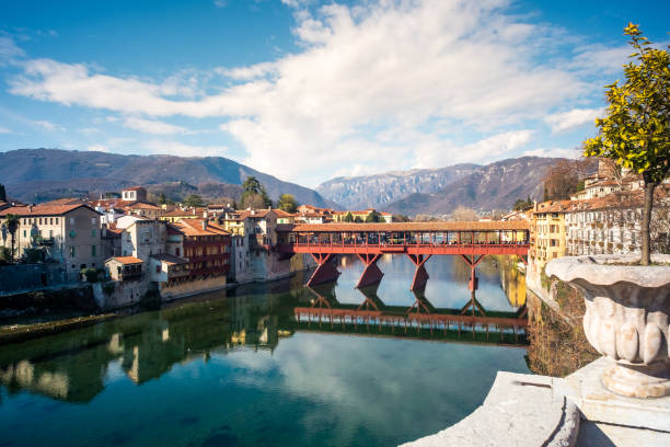 bassano del grappa, italia - panorama del ponte degli alpini - sun sunlight italy florence italy fotografías e imágenes de stock