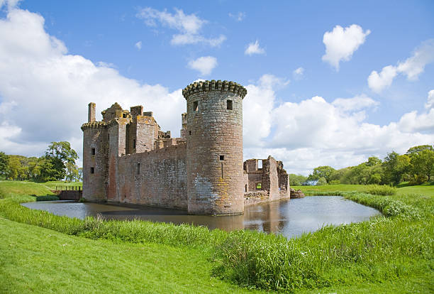caerlaverock - douves photos et images de collection