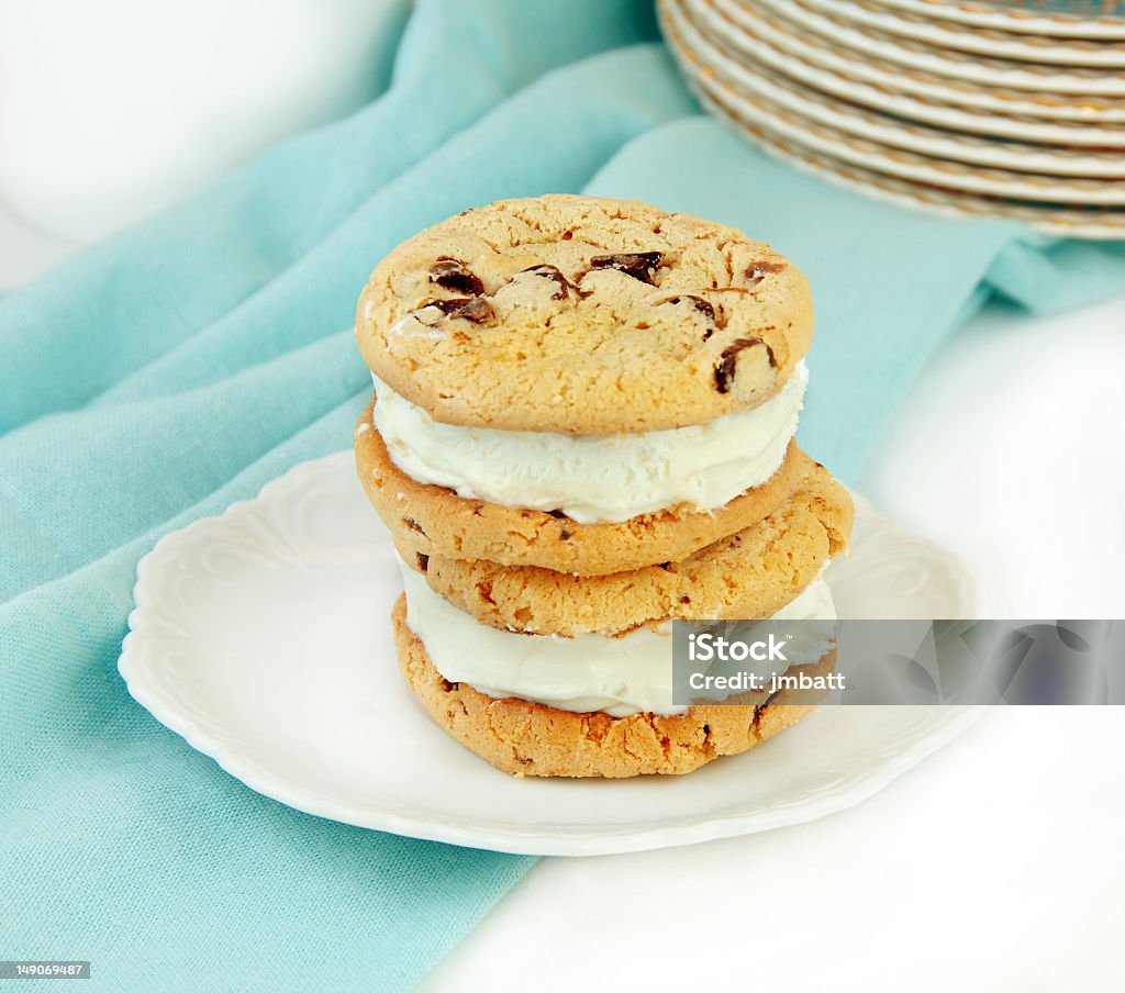 Cookie quente com pedaços de Chocolate sanduíches de sorvete - Foto de stock de Sorvete royalty-free
