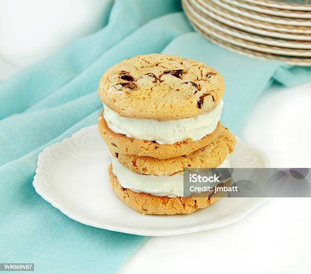 Biscoito De Chocolate Gelado Sanduíches - Fotografias de stock e mais imagens de Gelado - Gelado, Bolacha, Sanduíche