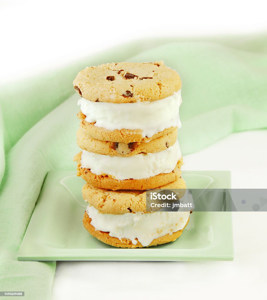 초콜릿칩 쿠키가 아이스크림 샌드위치 - 로열티 프리 아이스크림 샌드위치 스톡 사진