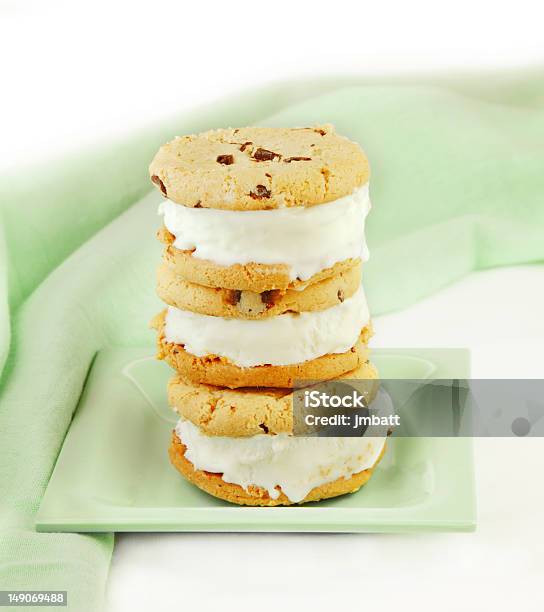 초콜릿칩 쿠키가 아이스크림 샌드위치 아이스크림 샌드위치에 대한 스톡 사진 및 기타 이미지 - 아이스크림 샌드위치, 더미, 쿠키