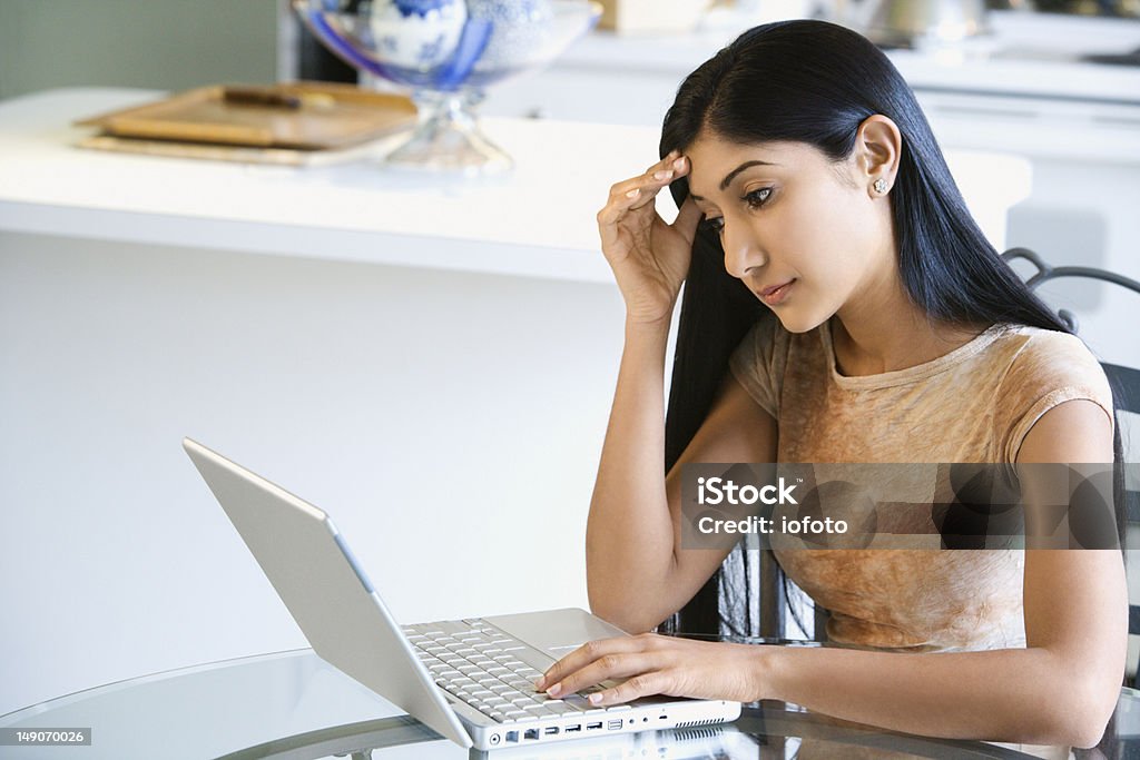 A mujer joven usando una computadora portátil - Foto de stock de 20 a 29 años libre de derechos