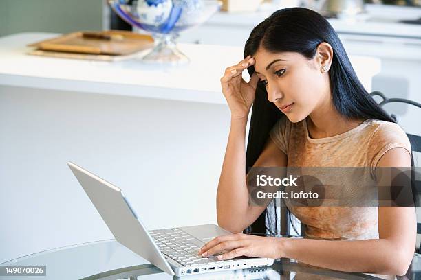 A Mujer Joven Usando Una Computadora Portátil Foto de stock y más banco de imágenes de 20 a 29 años - 20 a 29 años, Adulto, Adulto joven