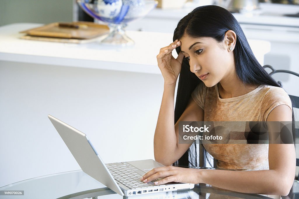 Jovem mulher usando computador portátil em causa - Royalty-free 20-29 Anos Foto de stock