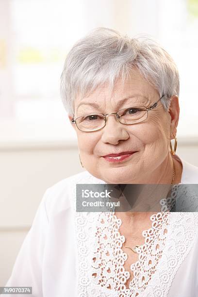 年配の女性のポートレートご自宅で - 1人のストックフォトや画像を多数ご用意 - 1人, 60-64歳, 60代
