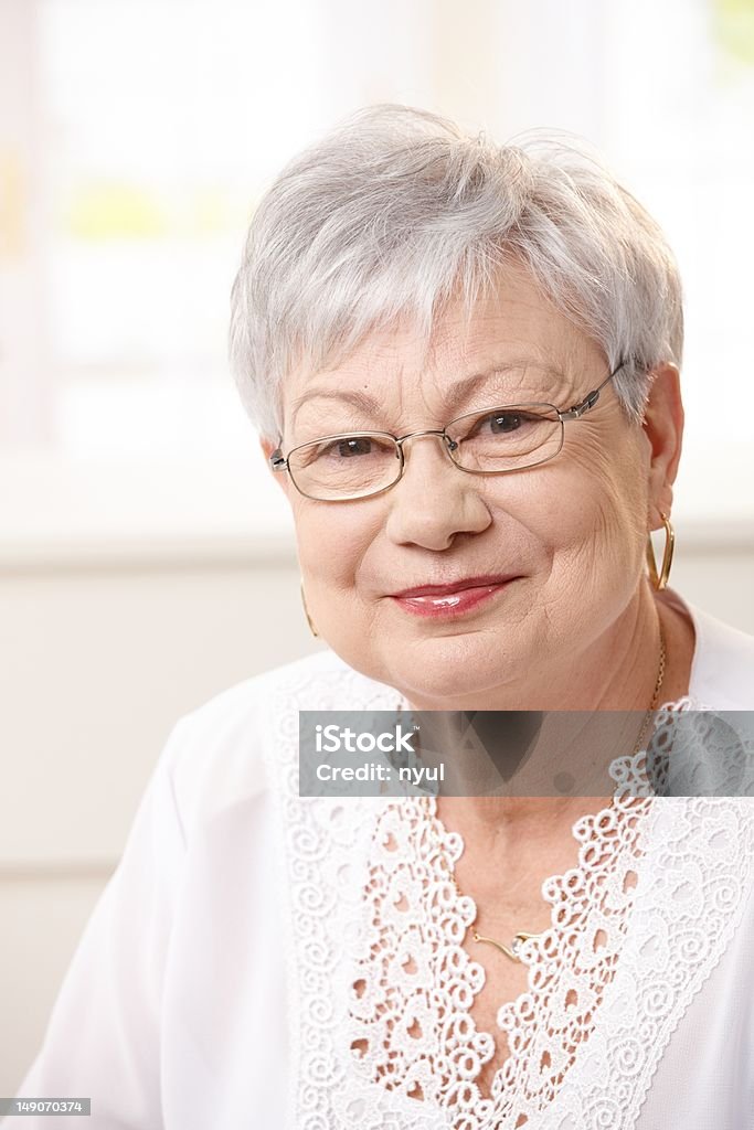 Retrato de mulher sênior em casa - Foto de stock de 60 Anos royalty-free