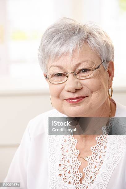 Retrato De Mulher Idosa Em Casa - Fotografias de stock e mais imagens de 60-64 anos - 60-64 anos, 60-69 Anos, Adulto